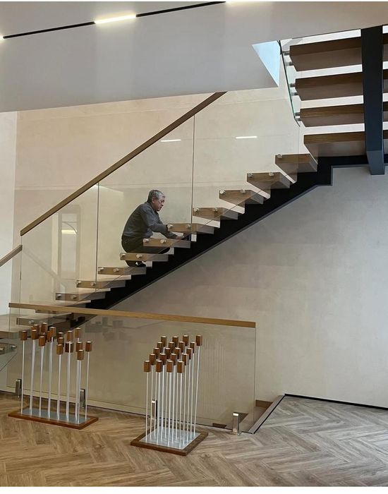 Изготовление и монтаж стеклянных ограждений .