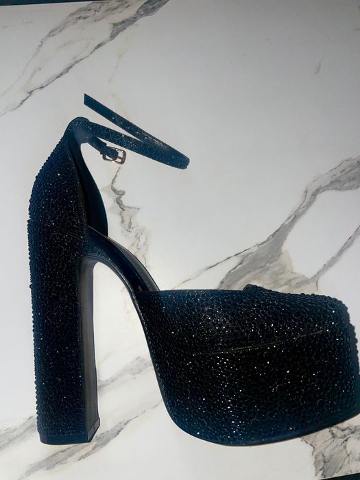 Елегантни обувки на висок ток с камъни