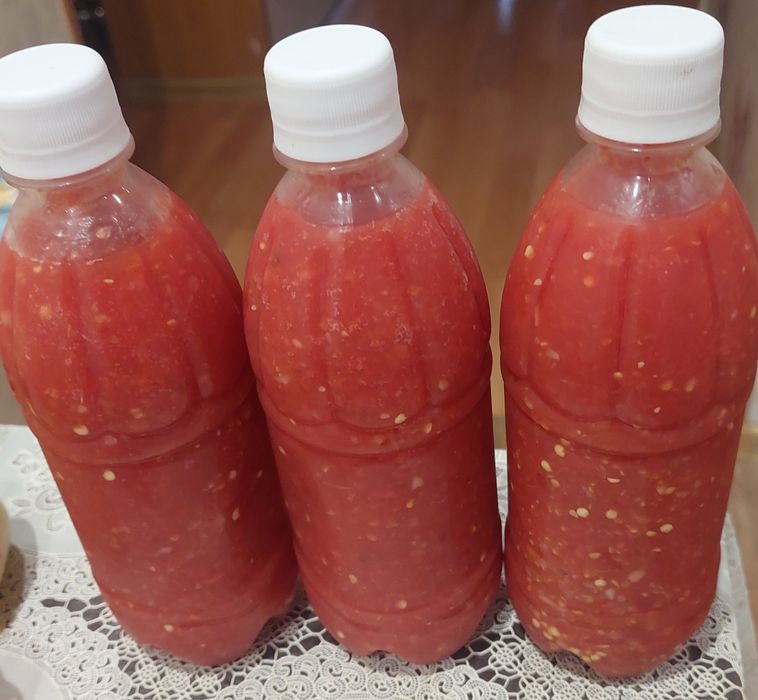 Кобра из спелых красных помидор