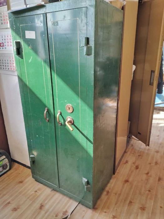 Стара метална  каса