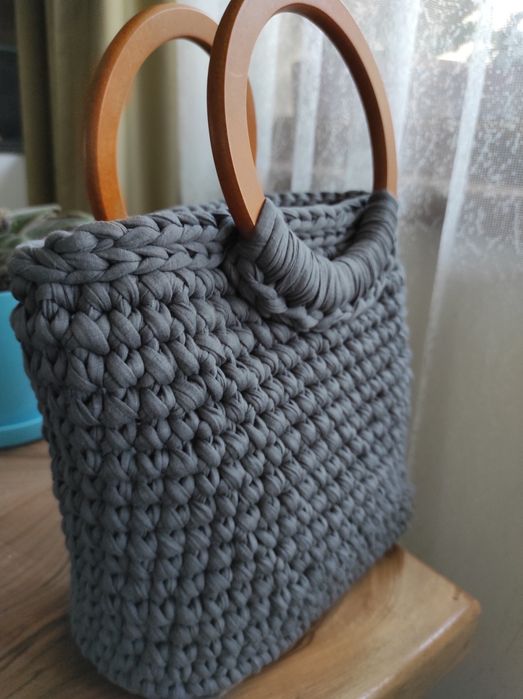 Плетена чанта с кожено дъно и дървени дръжки