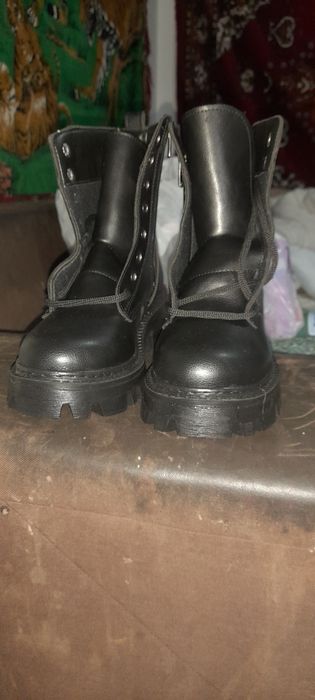 Ghete negre de piele