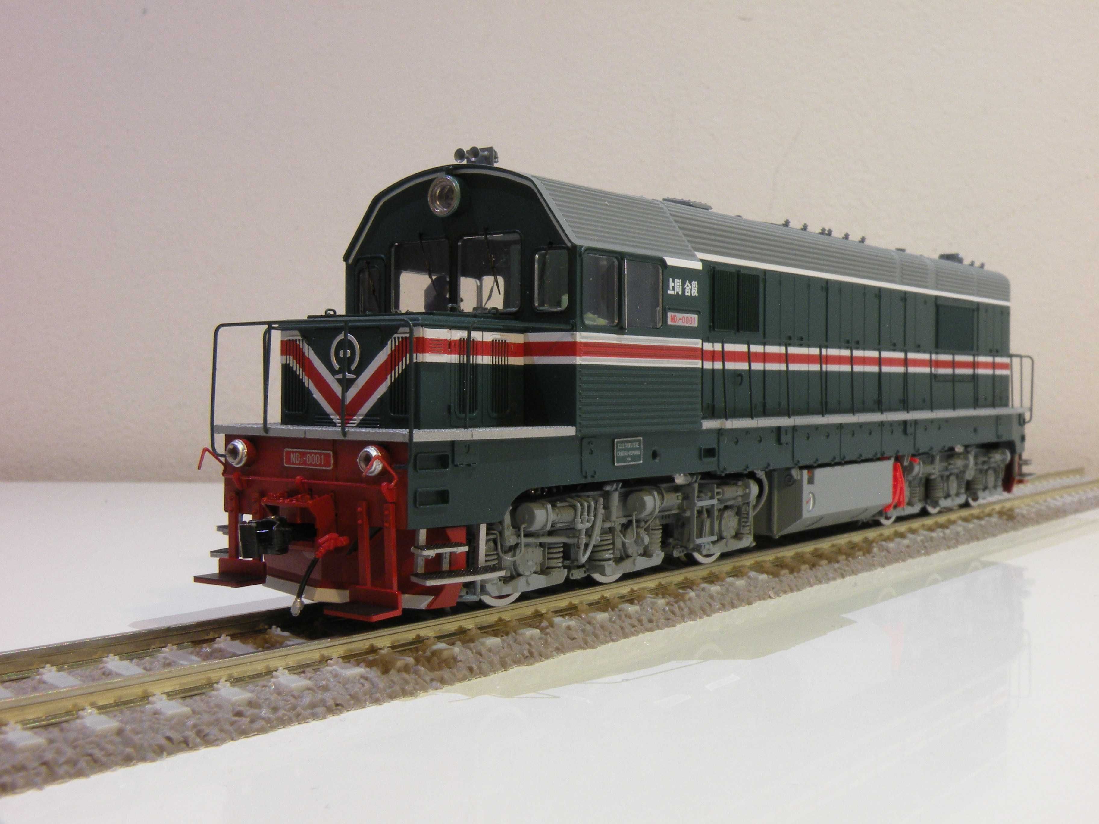 Changming Locomotiva diesel ND3 0001 China Rail ep. IV-V sunet+fum, H0