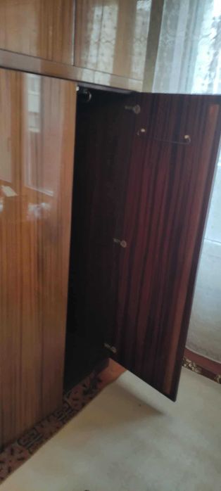 ПОДАРЯВАМ 2 легла, много запазени двулицеви матраци,холна секция