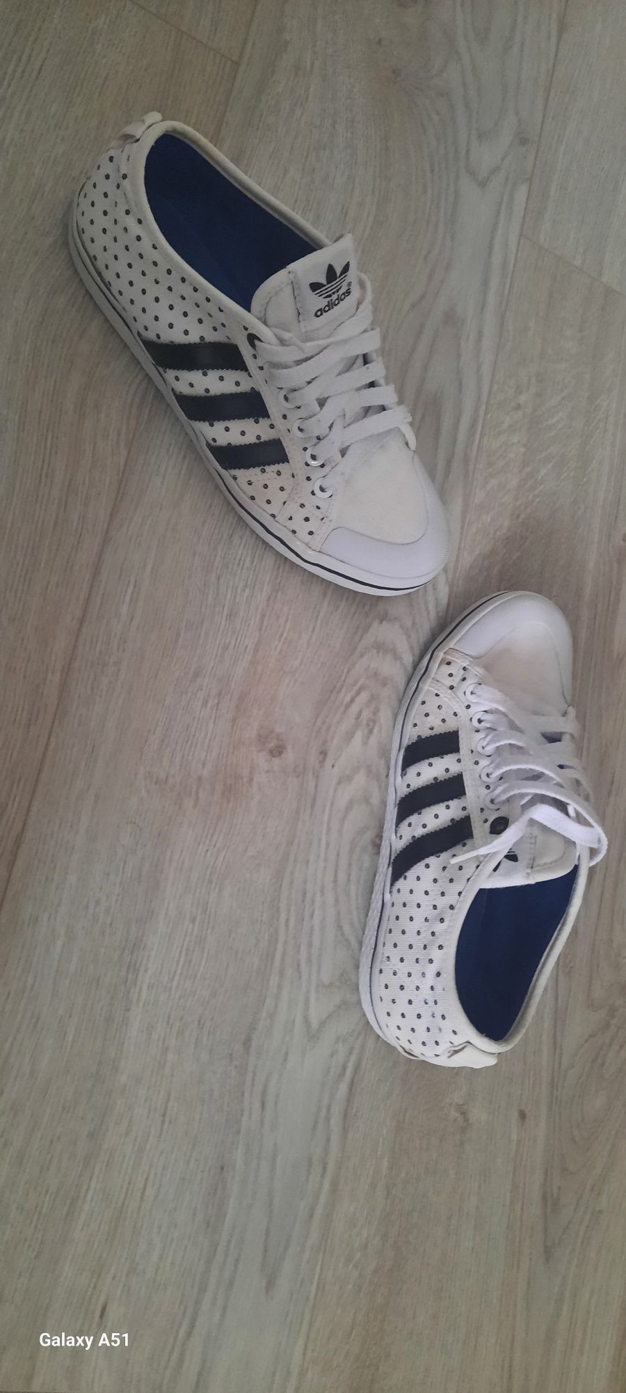 Vand tenisi Adidas albi cu picatele