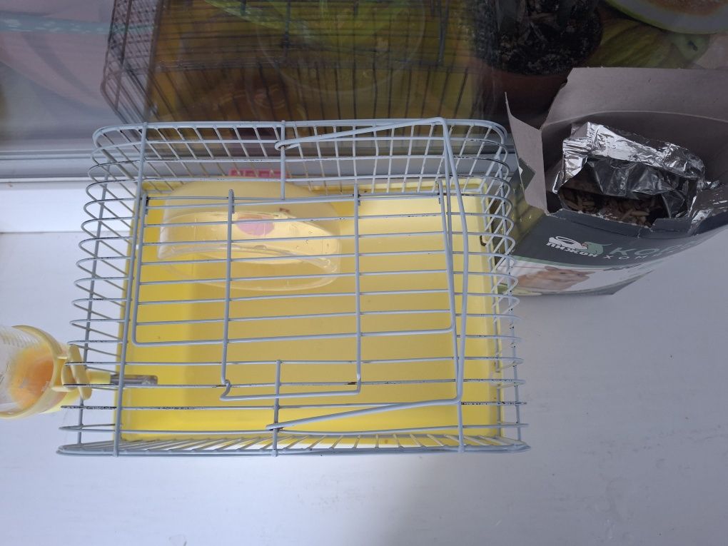 Продам клетку с кормам