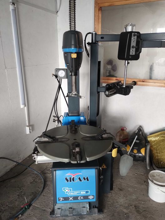 Продавам Италиански машини за демонтаж и баланс на гуми