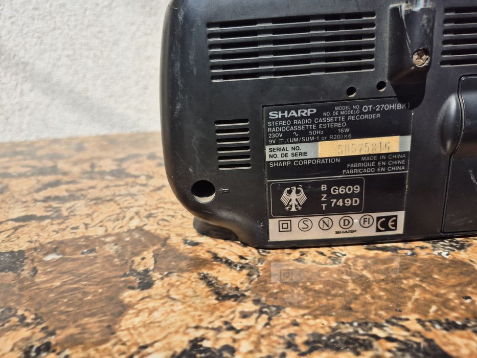 Radio Casetofon marca Sharp model QT-270H(BK)