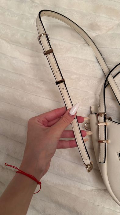 Бежова чанта guess- носена веднъж, без никакви забележки