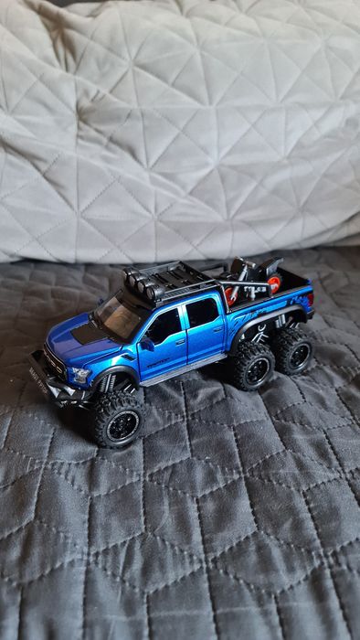 Умален колекционерски модел на Ford F150 Raptor 1:24 изцяло метална