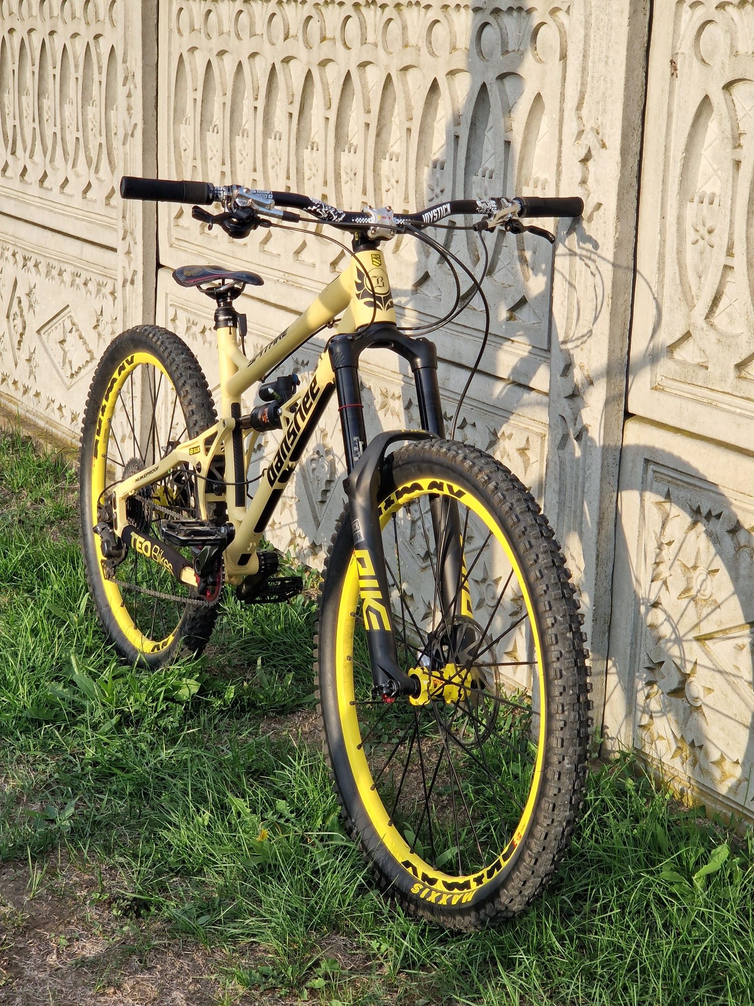 vând enduro banshee spitfire