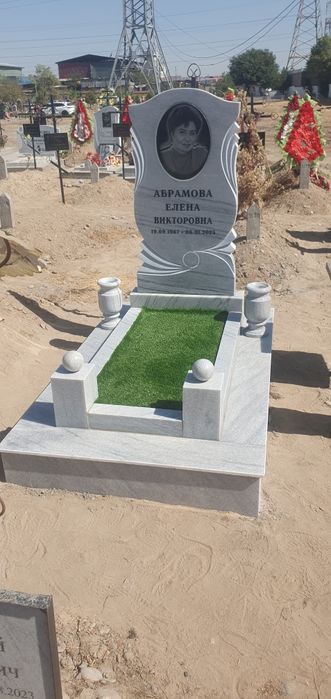 Памятники на кладбище