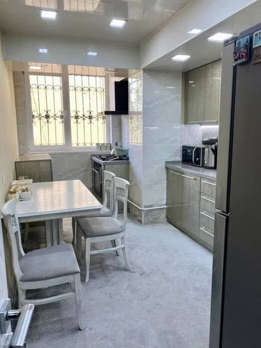 Sotiladi квартира Центр Бобура 4//5//9 125м2