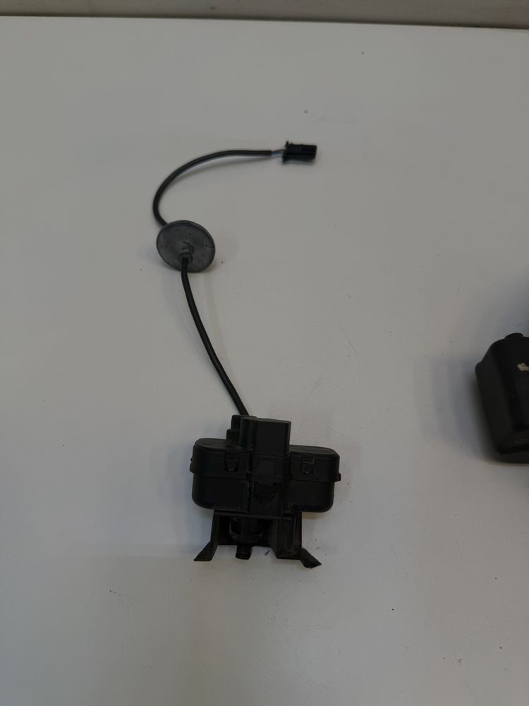 Usa portita buson actuator rezervor VW Tiguan gri argintiu LA7W
