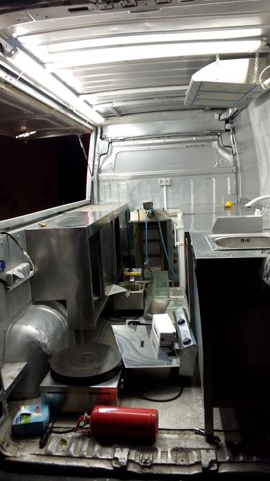 Vând food truck mobil