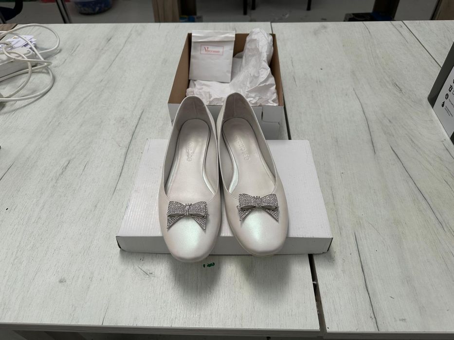Pantofi albi nr. 40