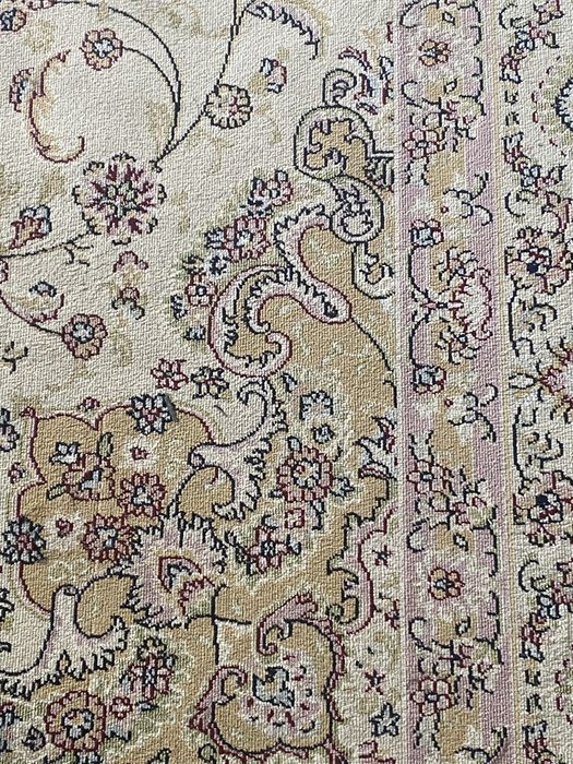 Ковер светлый, 2/5