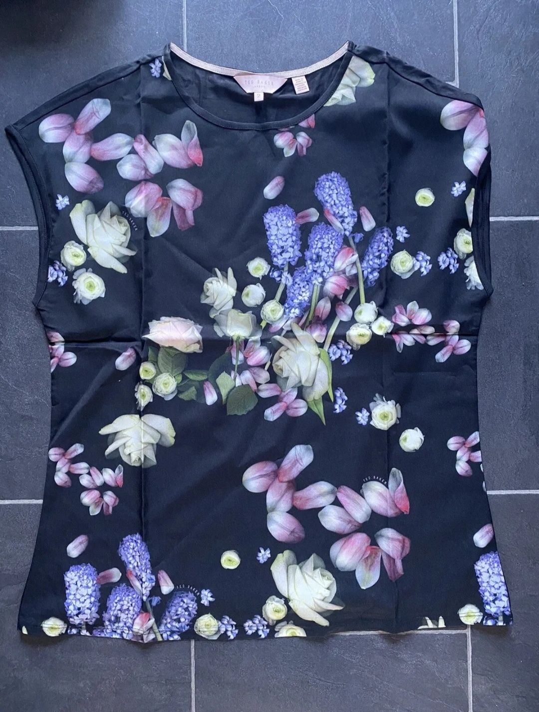 НОВА Ted Baker Дамска черна тениска, топ с флорални мотиви