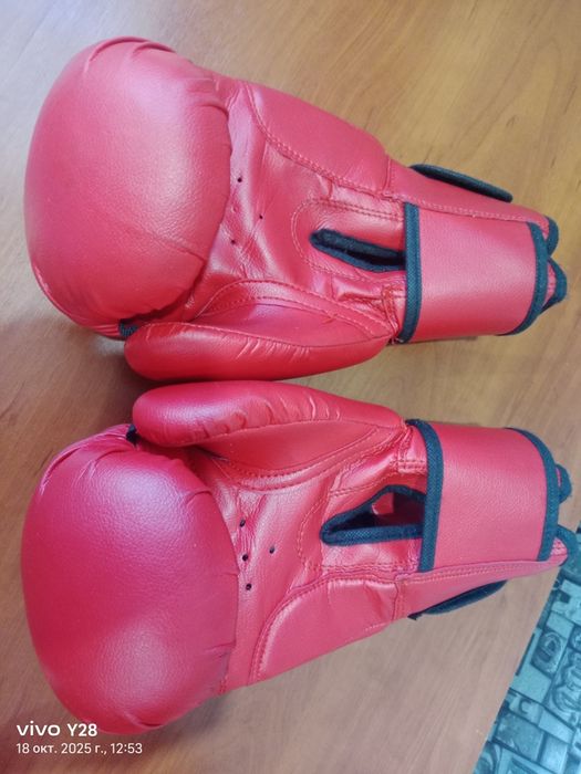 Перчатки боксерские и шлем