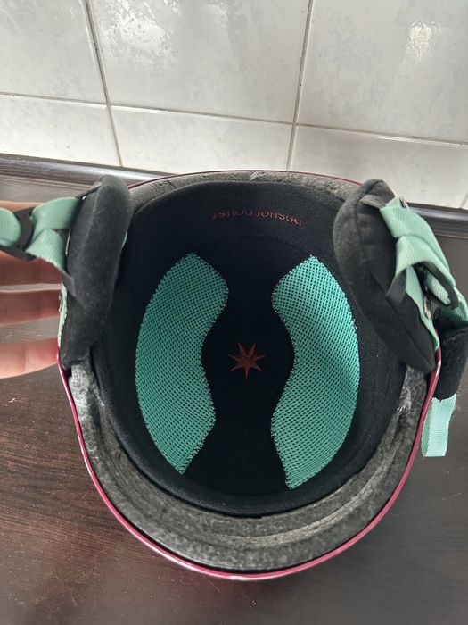 2 броя каски DC и LIME