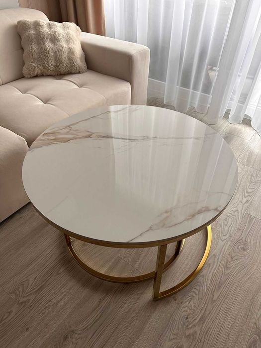 Set măsuțe de cafea aurii cu blat tip marmură – design elegant, ca noi