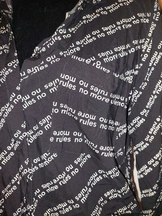 Camasa neagra cu scris alb si buzunar la piept