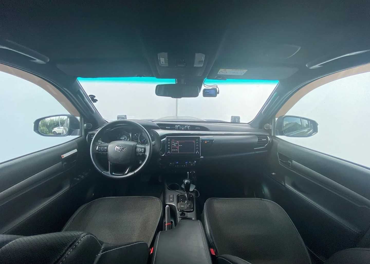 Toyota Hilux 2.8D 204 л.с. 4x4 Double Cab AT Invincible