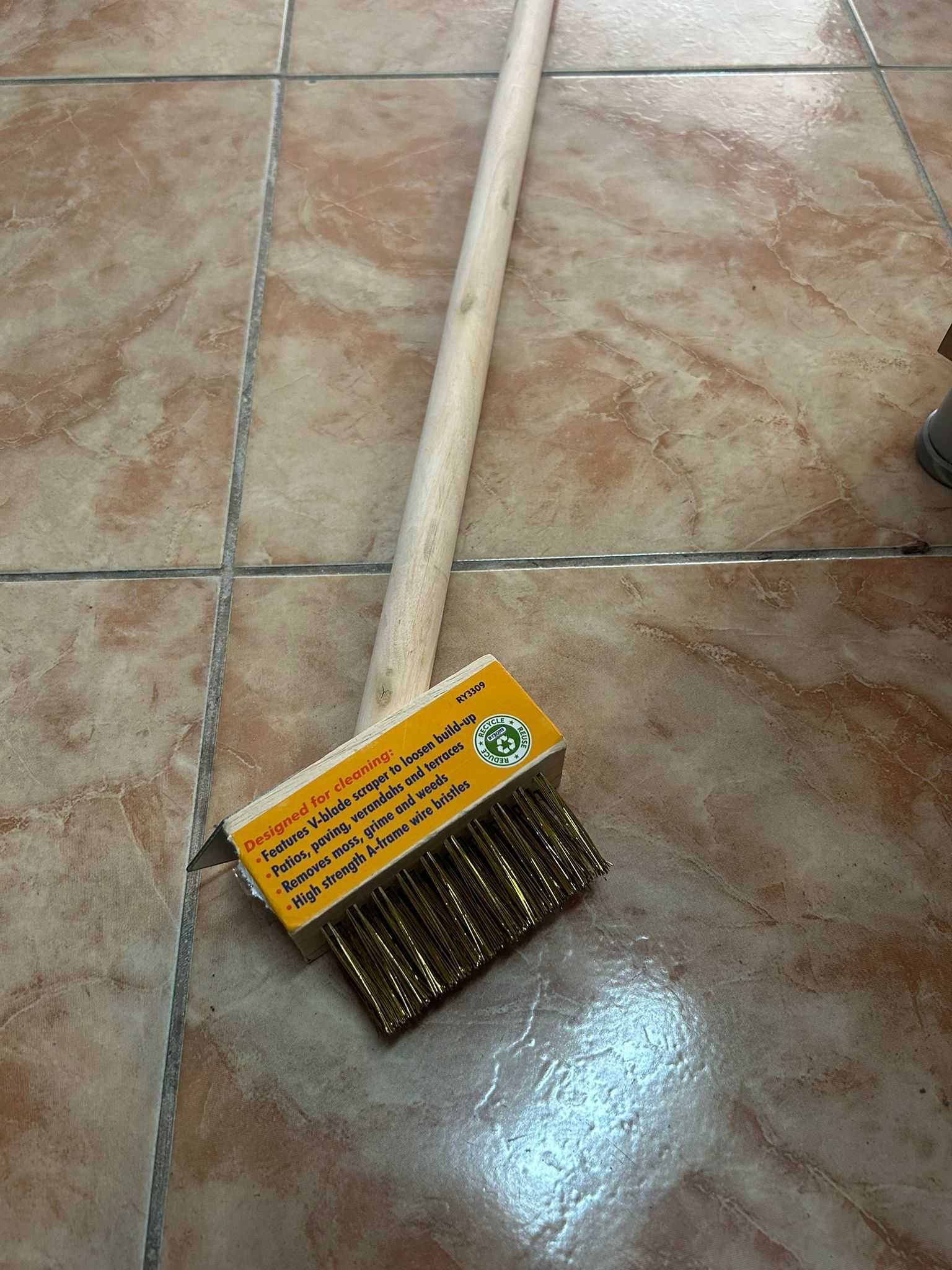 Perie pentru curatat pavaj