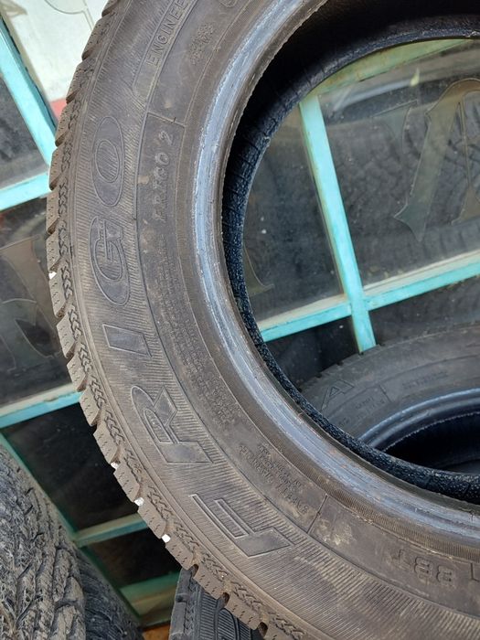 Продавам 2 зимни гуми 185/65/15 Debica