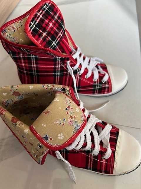 Чисто нови карирани кецове