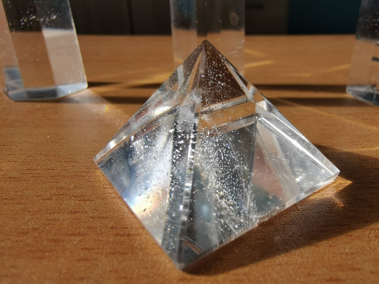 Фигури от чист прозрачен кварц кули и пирамида кристали