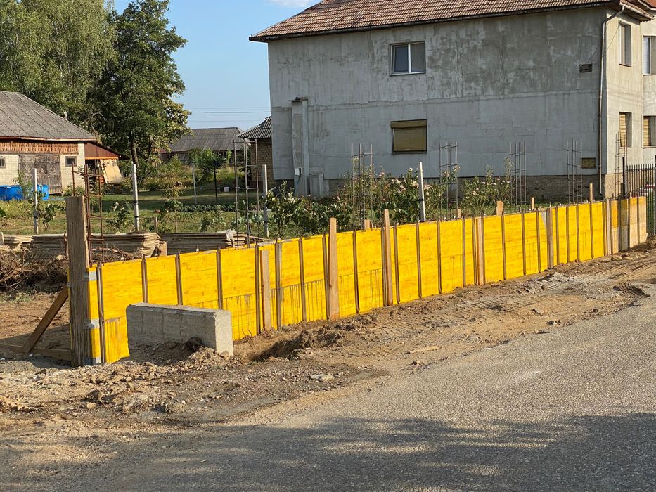 Case la rosu de la 75e/mp, garduri, zid sprijin,finisaje, etc.