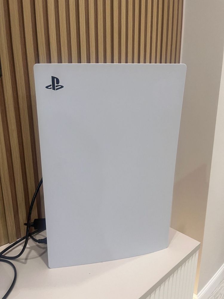 Продаем игровую приставку плэстейшен 5