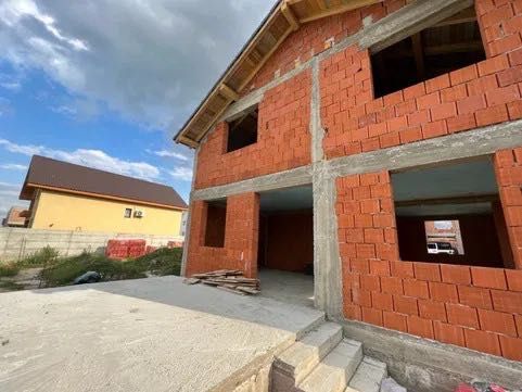 Construim case la roșu cu echipă experimentată și la preț corect