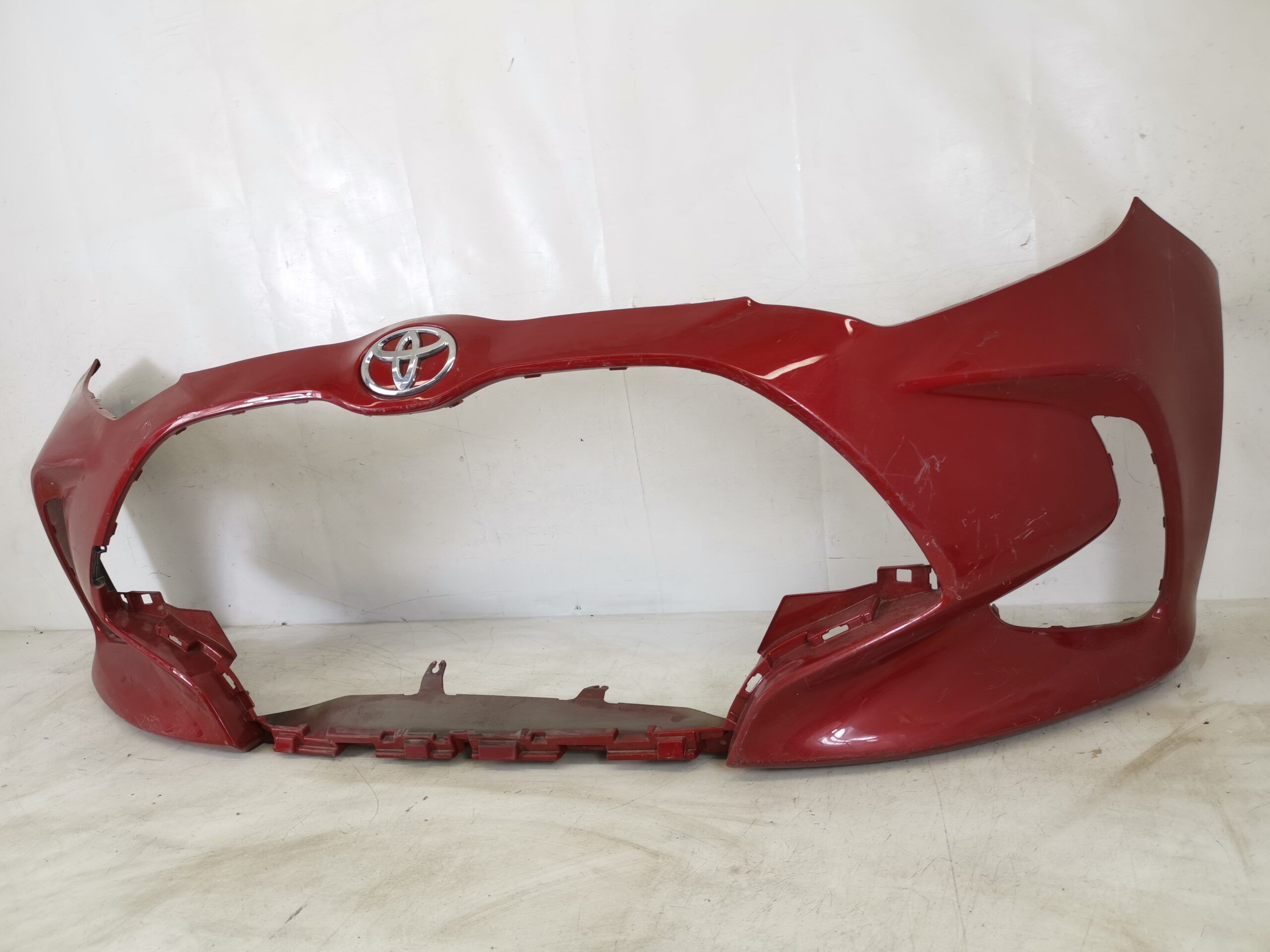 Предна броня Тойота Ярис / Toyota Yaris XP210 Оригинална, в добро съст