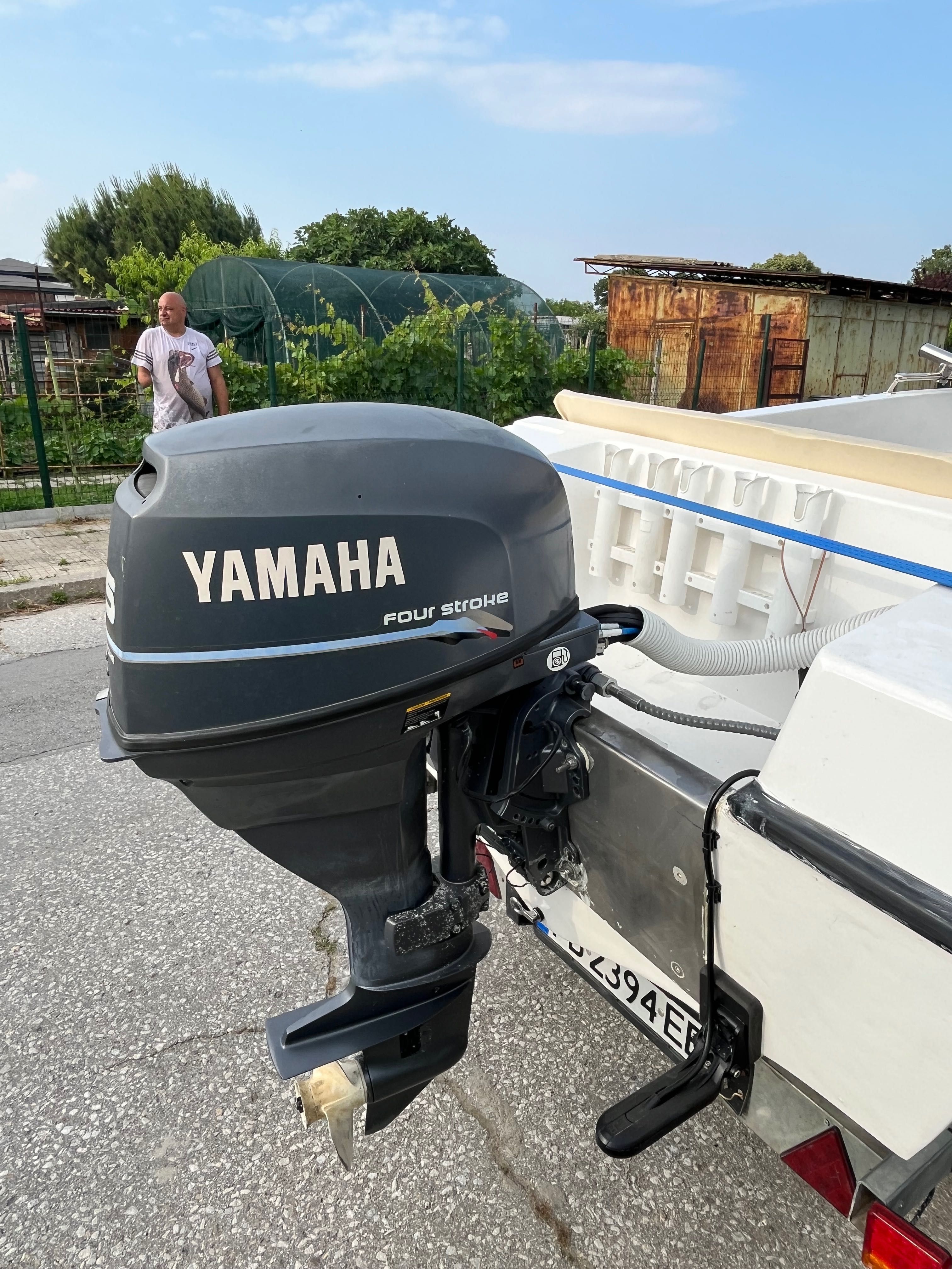 Продавам лодка с мотор