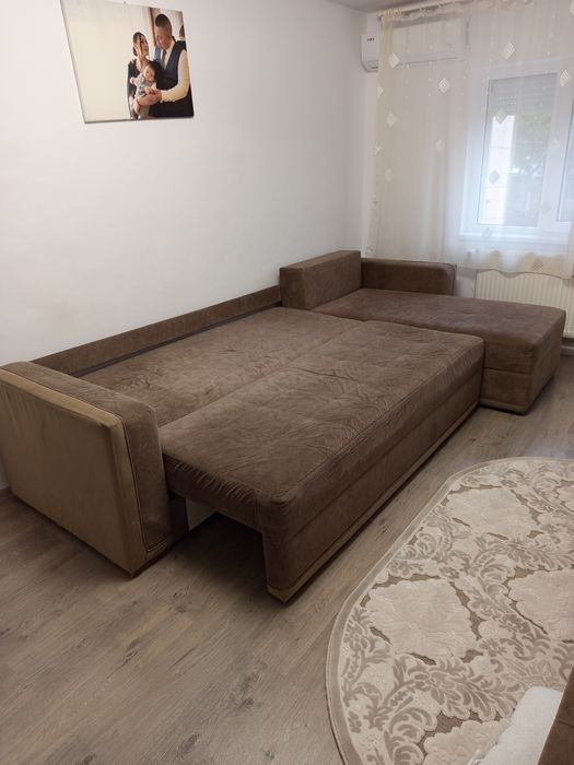 Colțar extensibil pe partea dreapta cu loc de depozitare in ambele păr