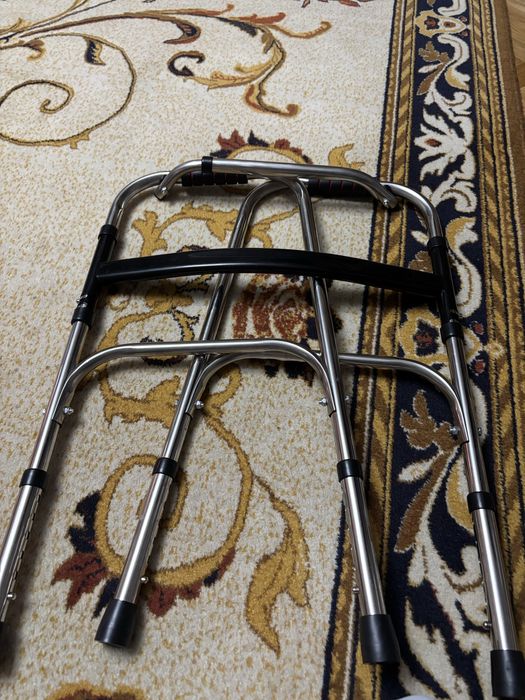 Инвалидная коляска и ходунки