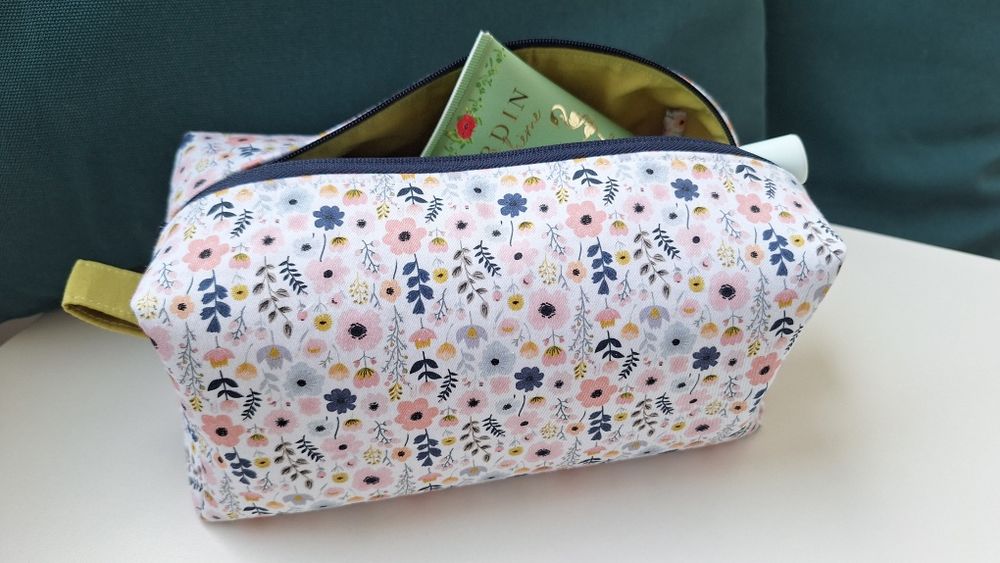 Duo travel set: cosmetic bag si pouch rulabil