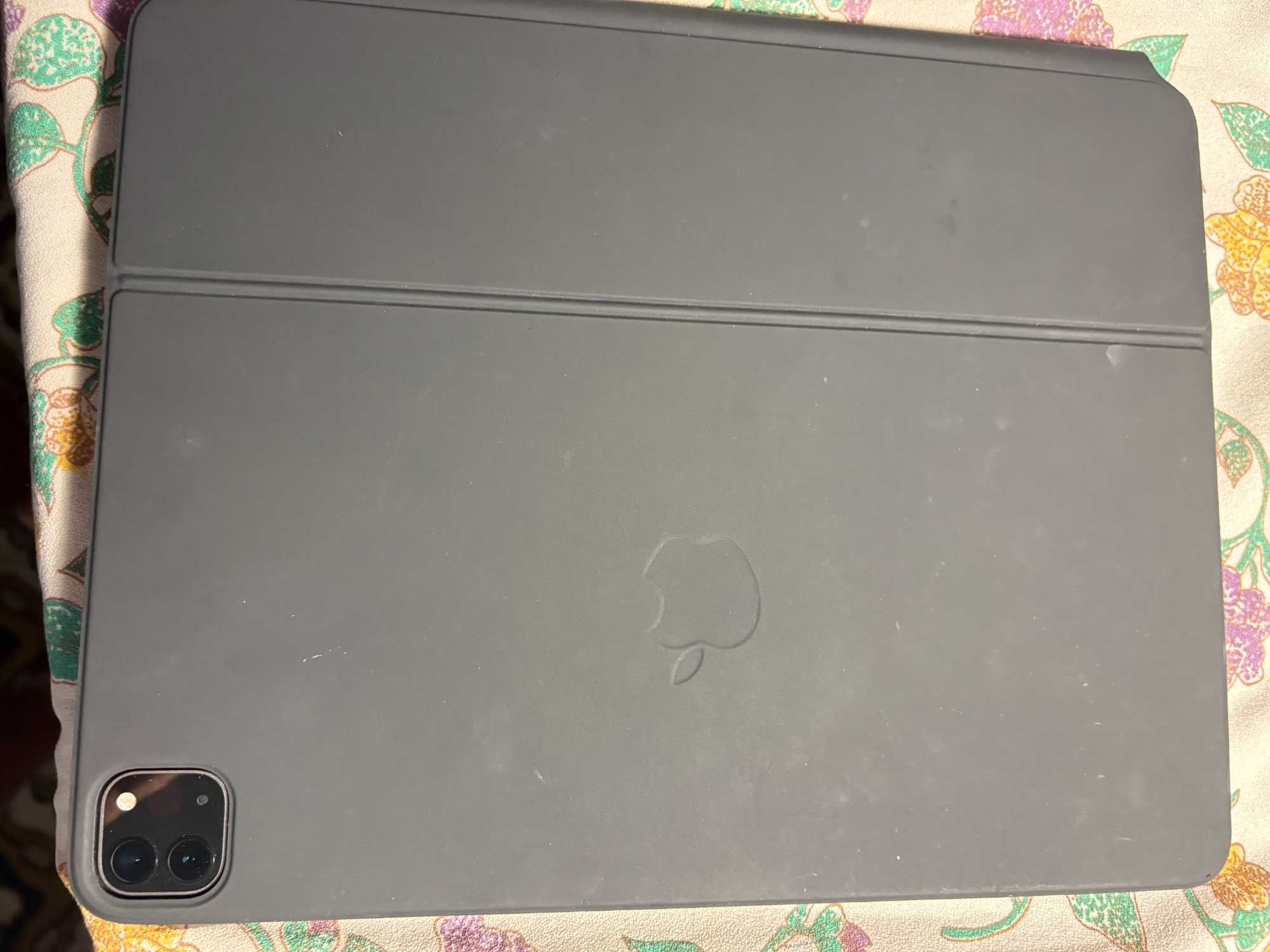 iPad Pro Gen 6 12.9” M2 128Gb WiFi+Cellular+Умна Клавиатура, като нов!