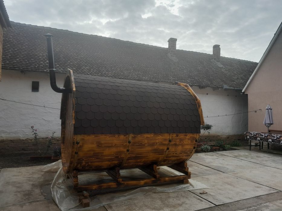 Saună tip butoi – Relaxare și confort direct în curtea ta