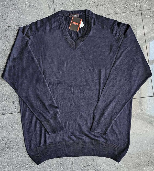 Стилен тъмносин мъжки пуловер