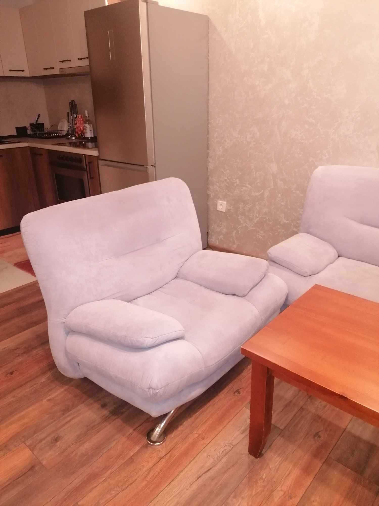Продавам комплект холова гарнитура и трапезна маса със столове