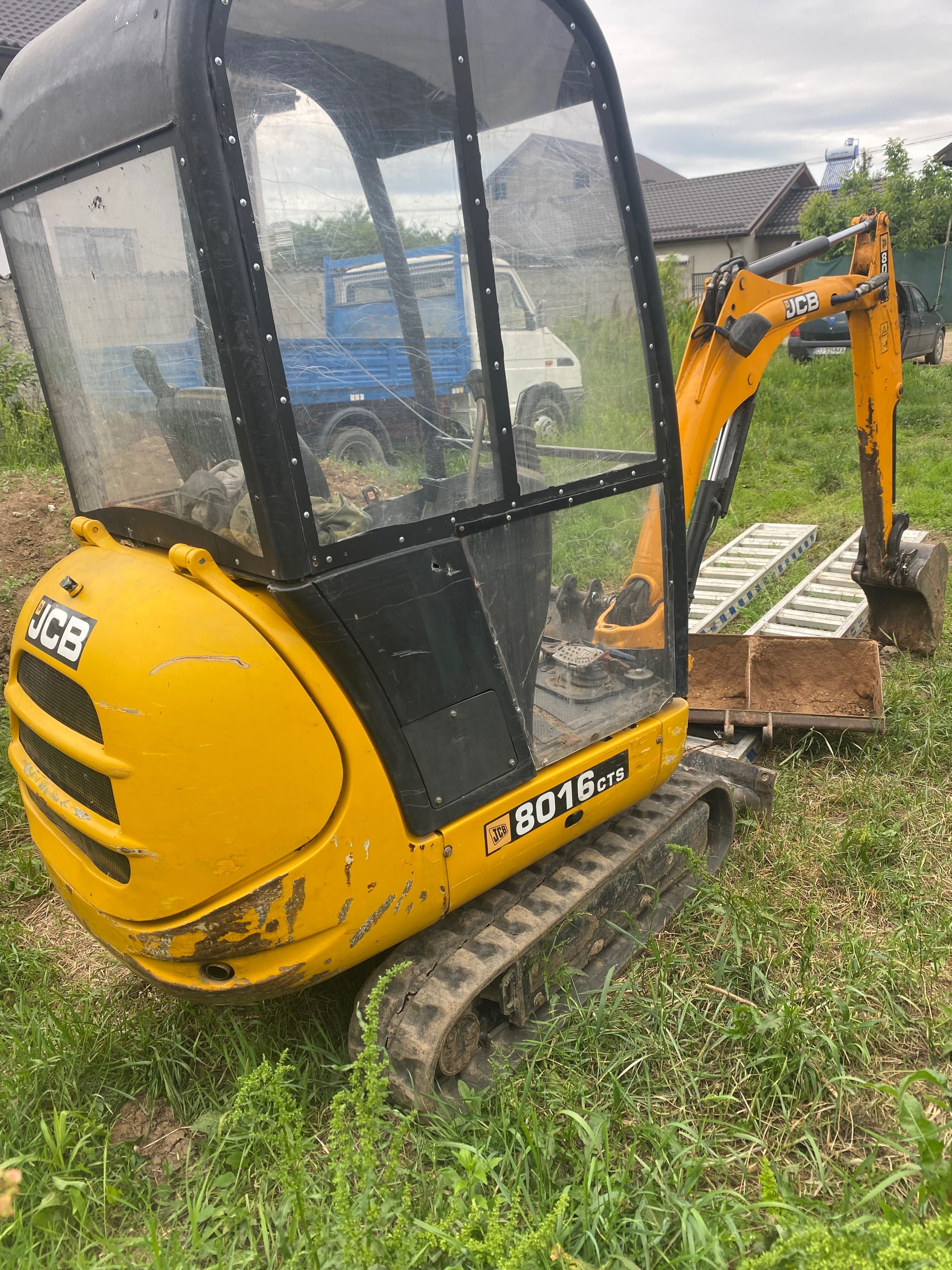 Vând miniexcavator  JCB 8016