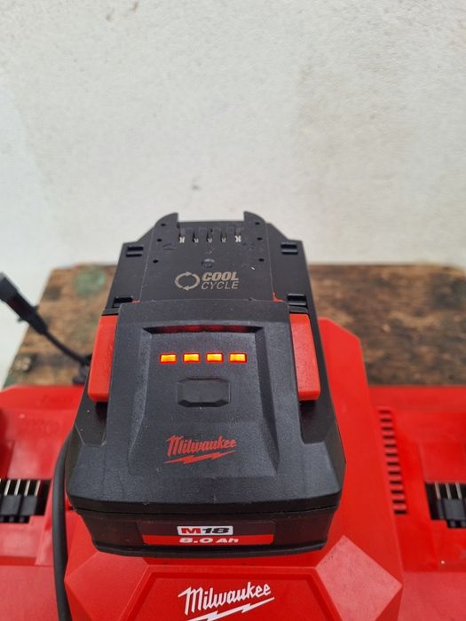 Incarcator milwaukee supercharger dbsc , baterie 8 amperi  forge