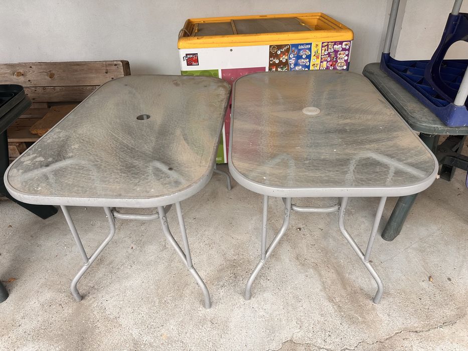 Mobilier bar din sticla si plastic.