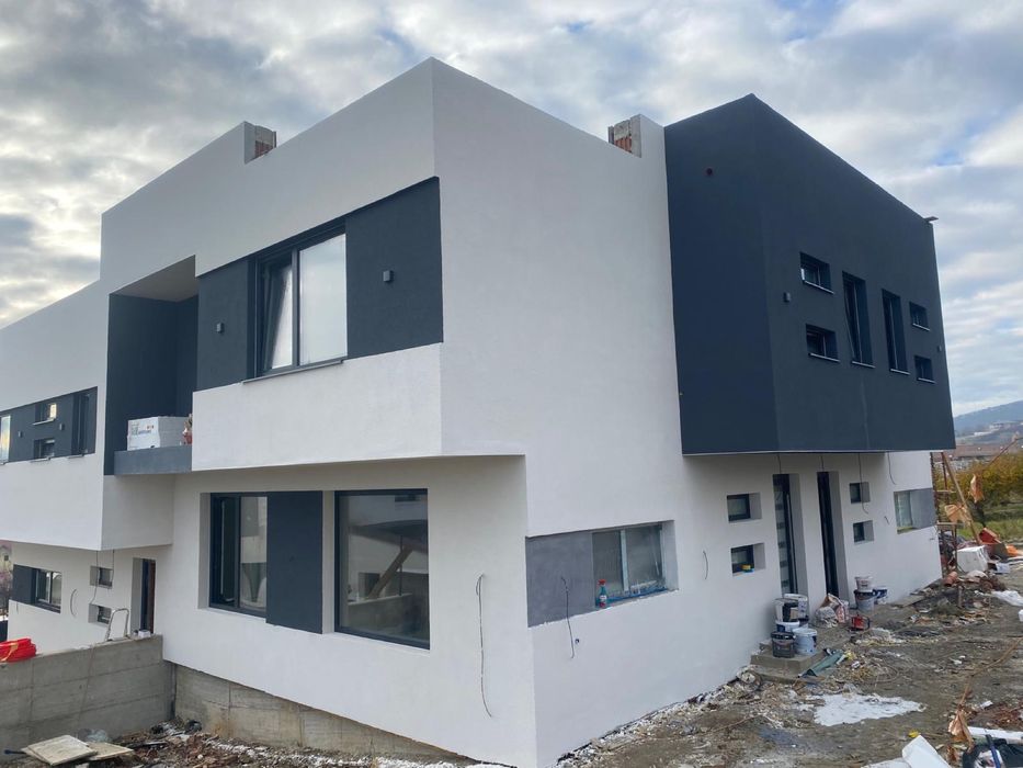 Pret special Apartament 2 etaje 110 mp utili la casa+curte 900 e + TVA