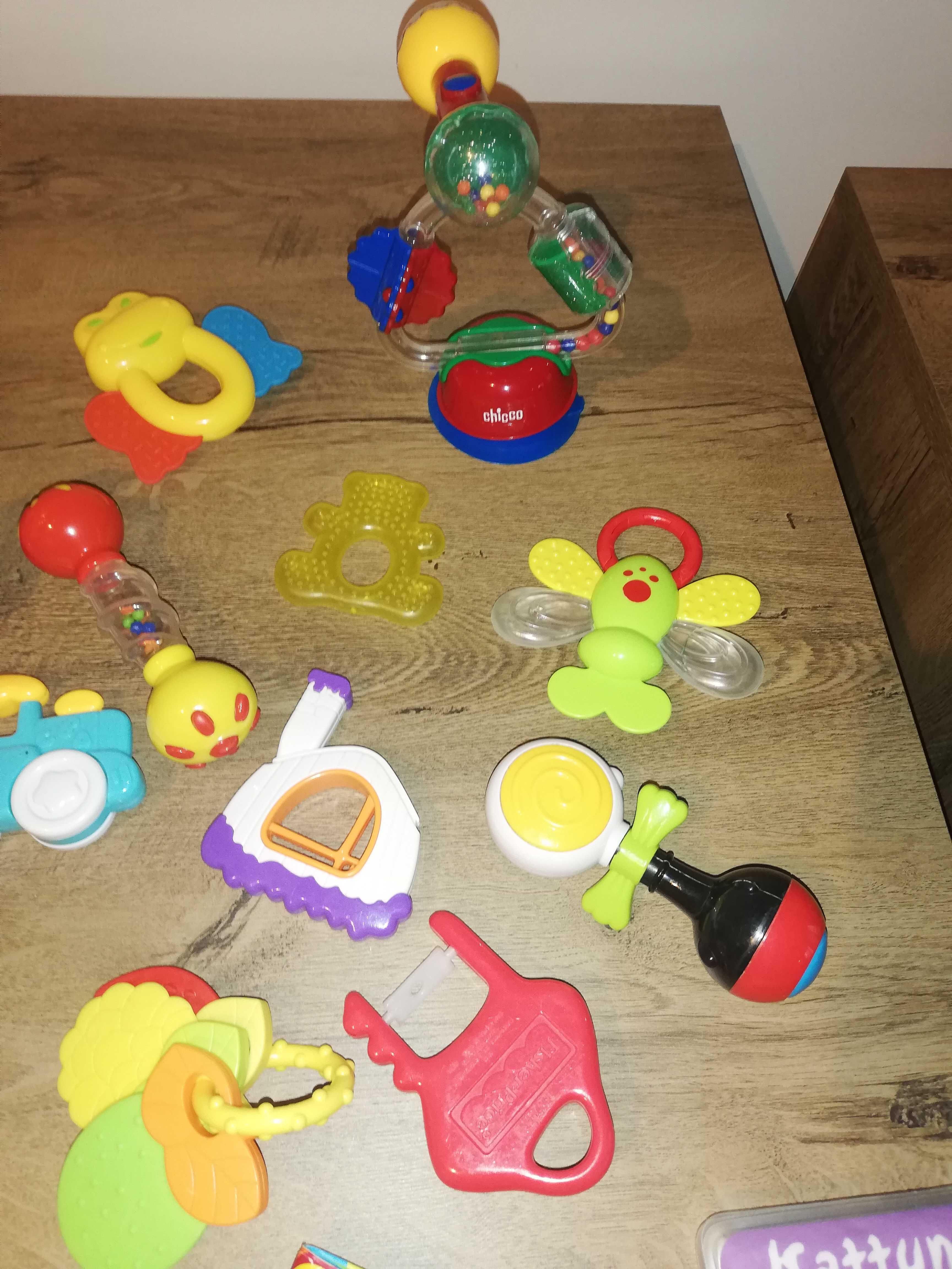 Бебешки играчки занимателни и пъстри