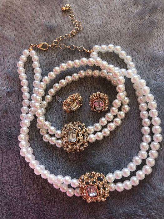 Vand colier la baza gatului pietre verzi