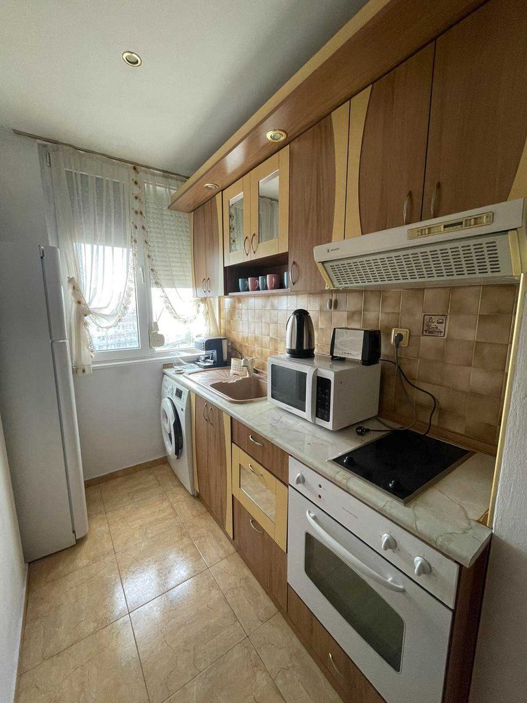 Дава се под наем Двустаен апартамент в Бургас, Лазур - 70 кв.м за 382.5 € - Снимка #1